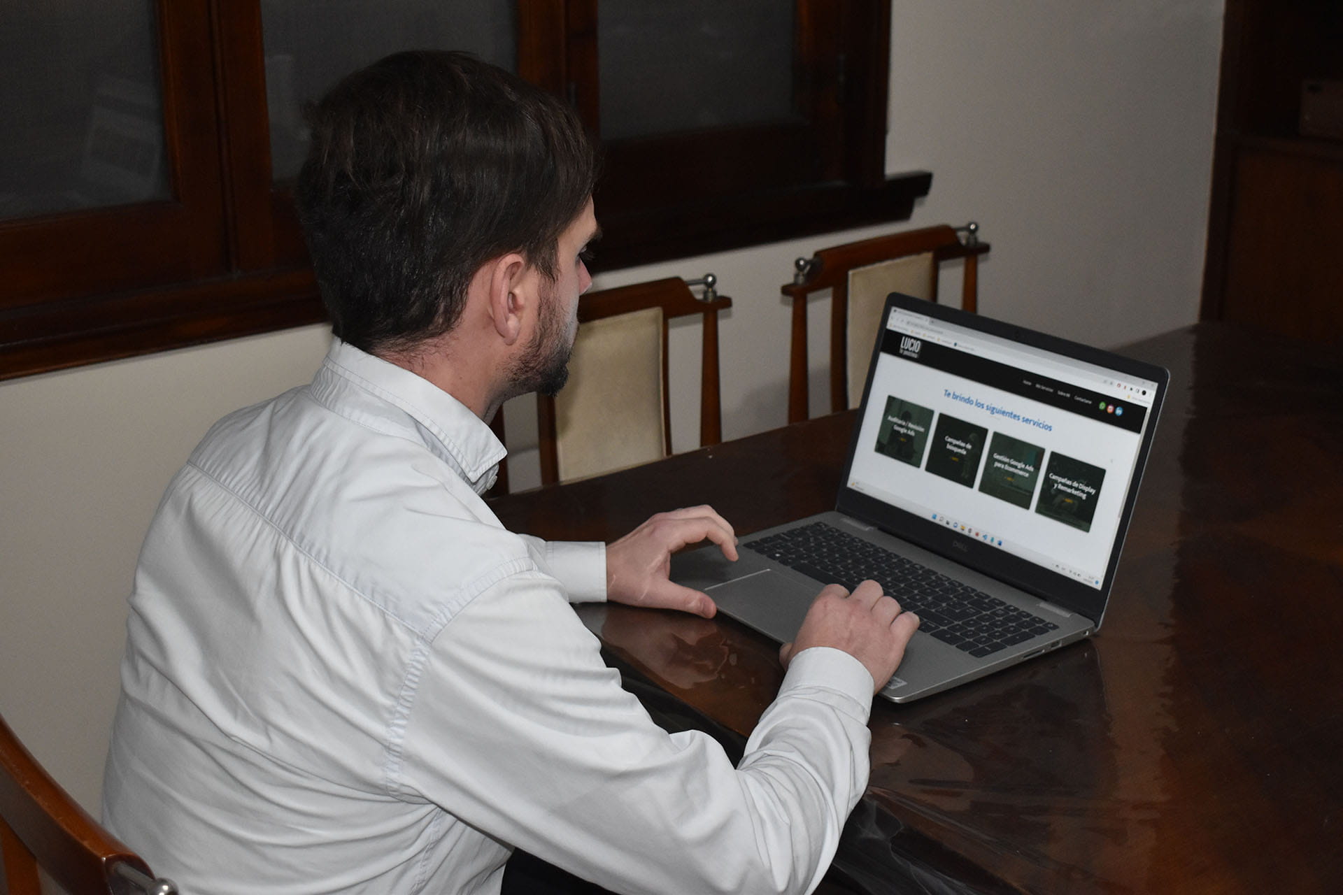 Lucio Luján trabajando