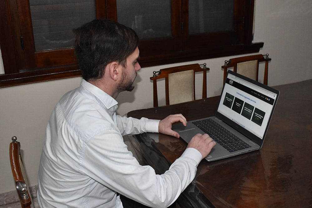 Lucio Luján trabajando